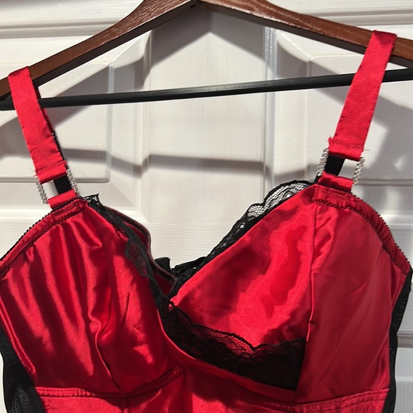 Sexy red and black satin and lace bustier - Picture 2 of 4